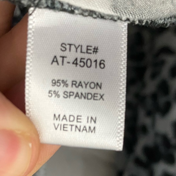 Zenana Tunic Womens Size Large Gray Black Leopard Print Long Sleeves V-Neck - Picture 9 of 9